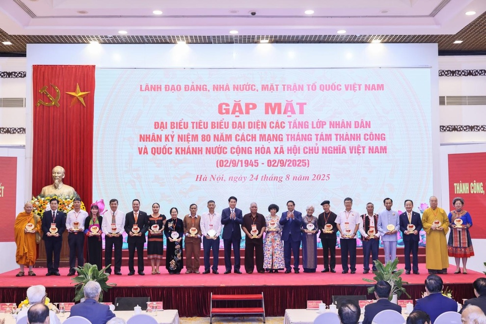 Doanh nhân Đỗ Quang Hiển được vinh danh nhờ thành tích xuất sắc đóng góp cho cộng đồng - 2