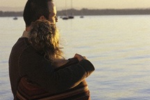 Bên tình, bên hiếu...