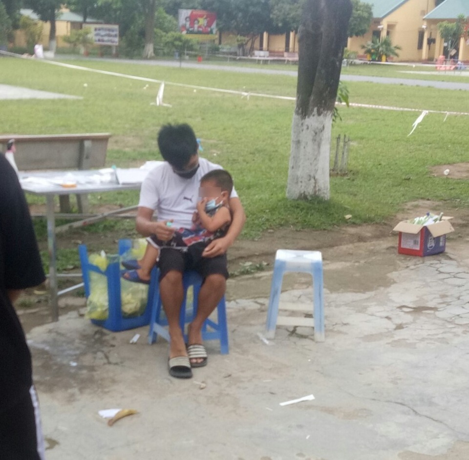 Cả gia đình đều mắc Covid-19, bé 3 tuổi vẫn ngoan ngoãn trong khu cách ly - 1 Cả gia đình đều mắc Covid-19, bé 3 tuổi vẫn ngoan ngoãn trong khu cách ly - 1