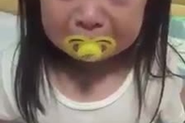 Em bé với màn ăn vạ hài hước