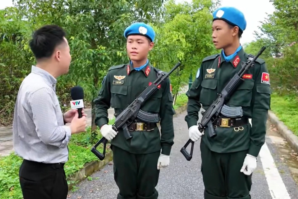 Hai chiến sĩ A80 gây sốt với màn bắn tiếng Anh hút 4 triệu lượt xem - 1 Hai chiến sĩ A80 gây sốt với màn bắn tiếng Anh hút 4 triệu lượt xem - 1