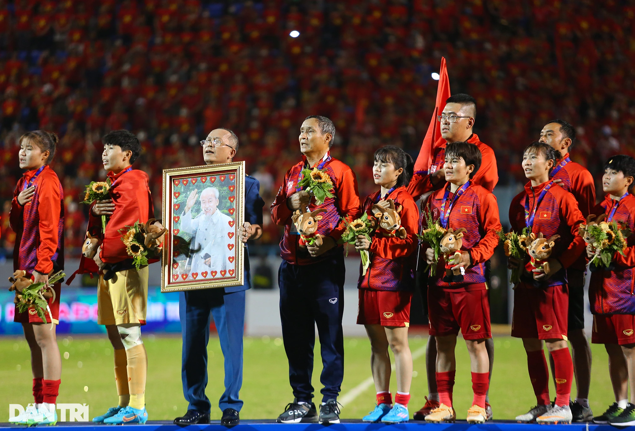 Khoảnh khắc ăn mừng bùng nổ của tuyển nữ Việt Nam sau khi vô địch SEA Games - 17 Khoảnh khắc ăn mừng bùng nổ của tuyển nữ Việt Nam sau khi vô địch SEA Games - 17