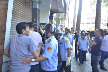 Phó Chủ tịch phường bị người bán hàng rong hành hung khi dẹp vỉa hè