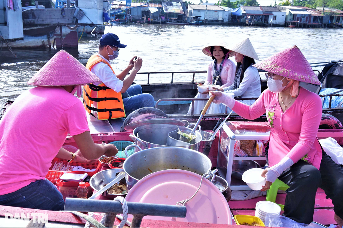 Khoác áo hồng cho ghe bún riêu, vợ chồng 8X bán hàng trăm tô bún mỗi ngày - 3 Khoác áo hồng cho ghe bún riêu, vợ chồng 8X bán hàng trăm tô bún mỗi ngày - 3