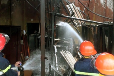 Hà Nội: Cửa hàng đồ gỗ ven quốc lộ 1A bị bà hỏa “viếng thăm”