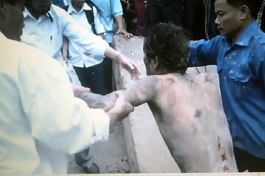 Dùng máy cẩu giải cứu nam thanh niên chui trong cống thoát nước