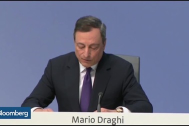 Chủ tịch ngân hàng châu Âu bị ném giấy vào mặt