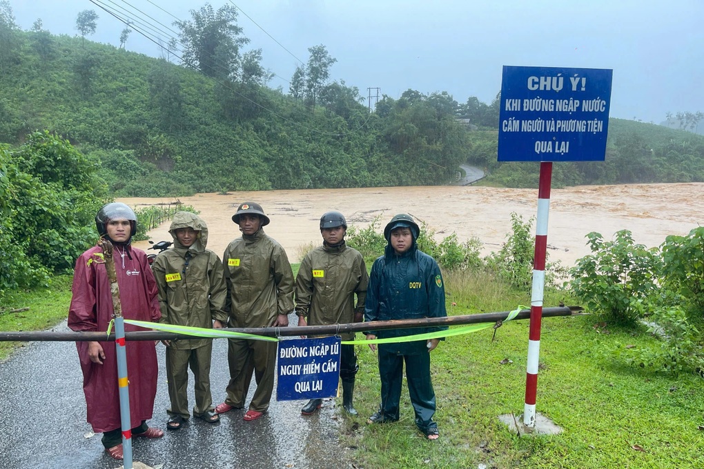 Giải cứu 5 người dân mắc kẹt trong rừng suốt 2 ngày do nước lũ - 3