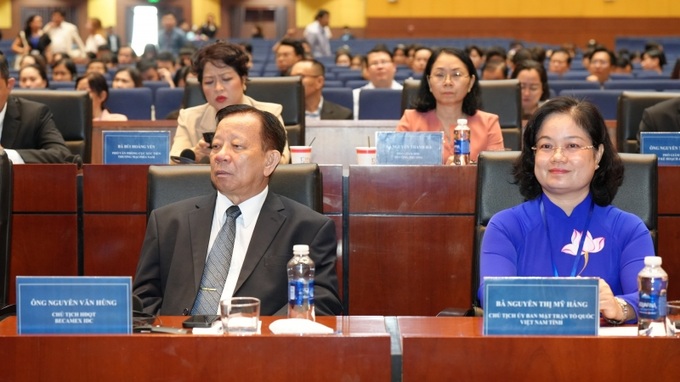 Bà Nguyễn Thị Mỹ Hằng, Chủ tịch Ủy ban mặt trận Tổ quốc Việt Nam tỉnh Bình Dương (bên phải); Ông Nguyễn Văn Hùng – Chủ tịch Hội đồng quản trị Tổng Công ty Becamex IDC (bên trái) tham dự diễn đàn.
