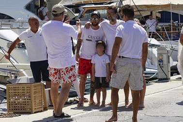 Quên đi kỳ World Cup thất vọng, Messi vui vẻ đi du lịch cùng vợ con