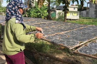 Làng nghề bánh đa ở xứ Nghệ vẫn luôn đỏ lửa giữa trời nắng 40 độ C