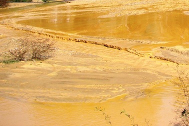 Vỡ đập chứa bùn thải, bùn tràn ngập nhà dân