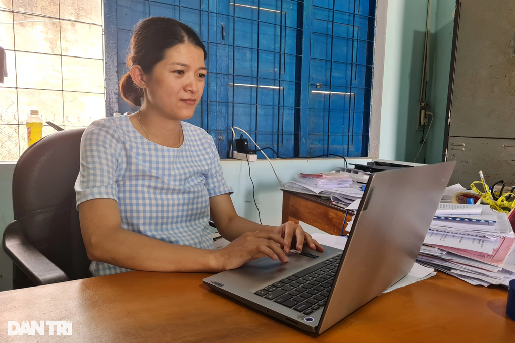 Lương 4 triệu đồng, kế toán, văn thư trường học thấy thiệp mời là... sợ! - 1 Lương 4 triệu đồng, kế toán, văn thư trường học thấy thiệp mời là... sợ! - 1