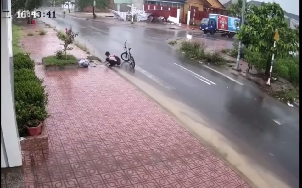 Xúc động cậu học trò lớp 6 dừng lại nhặt rác, thông cống giữa trời mưa - 1 Xúc động cậu học trò lớp 6 dừng lại nhặt rác, thông cống giữa trời mưa - 1