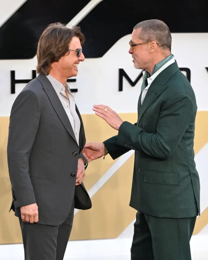 Khoảnh khắc Tom Cruise và Brad Pitt tái ngộ sau 24 năm gây sốt - 5 Khoảnh khắc Tom Cruise và Brad Pitt tái ngộ sau 24 năm gây sốt - 5