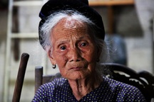 Đau nhói lòng cảnh cụ bà 92 tuổi còng lưng nuôi con tâm thần liệt giường