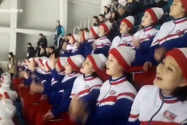 Đội cổ vũ Triều Tiên “hâm nóng” nhà thi đấu Hàn Quốc