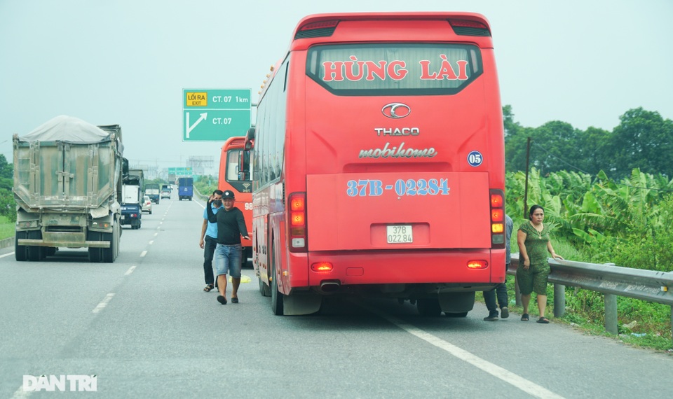 Cái bắt tay ma mãnh qua mặt CSGT của các nhà xe trên tuyến cao tốc - 1 Cái bắt tay ma mãnh qua mặt CSGT của các nhà xe trên tuyến cao tốc - 1