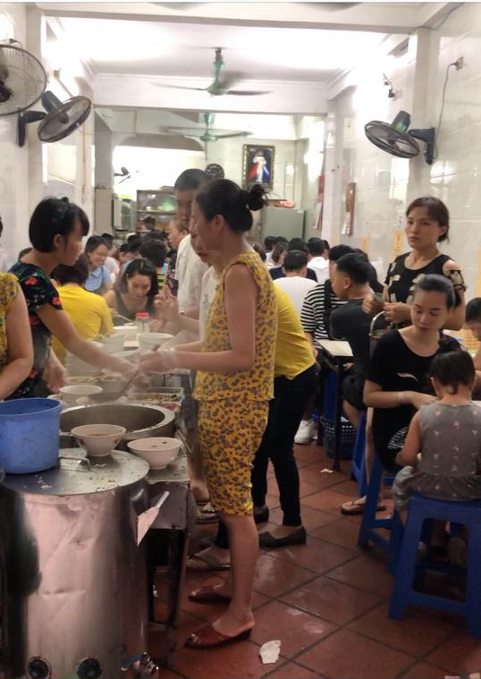 Được mở hàng trở lại, chủ quán bún phở vẫn nghỉ thêm 1 ngày để “nghe ngóng” - 1 Được mở hàng trở lại, chủ quán bún phở vẫn nghỉ thêm 1 ngày để “nghe ngóng” - 1