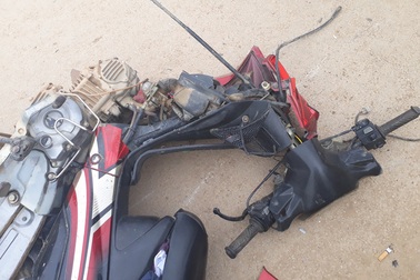 Xe máy tông nhau kinh hoàng, một cháu nhỏ tử vong