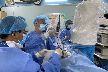 “Đào” đường hầm siêu nhỏ lấy sỏi thận cho bệnh nhi