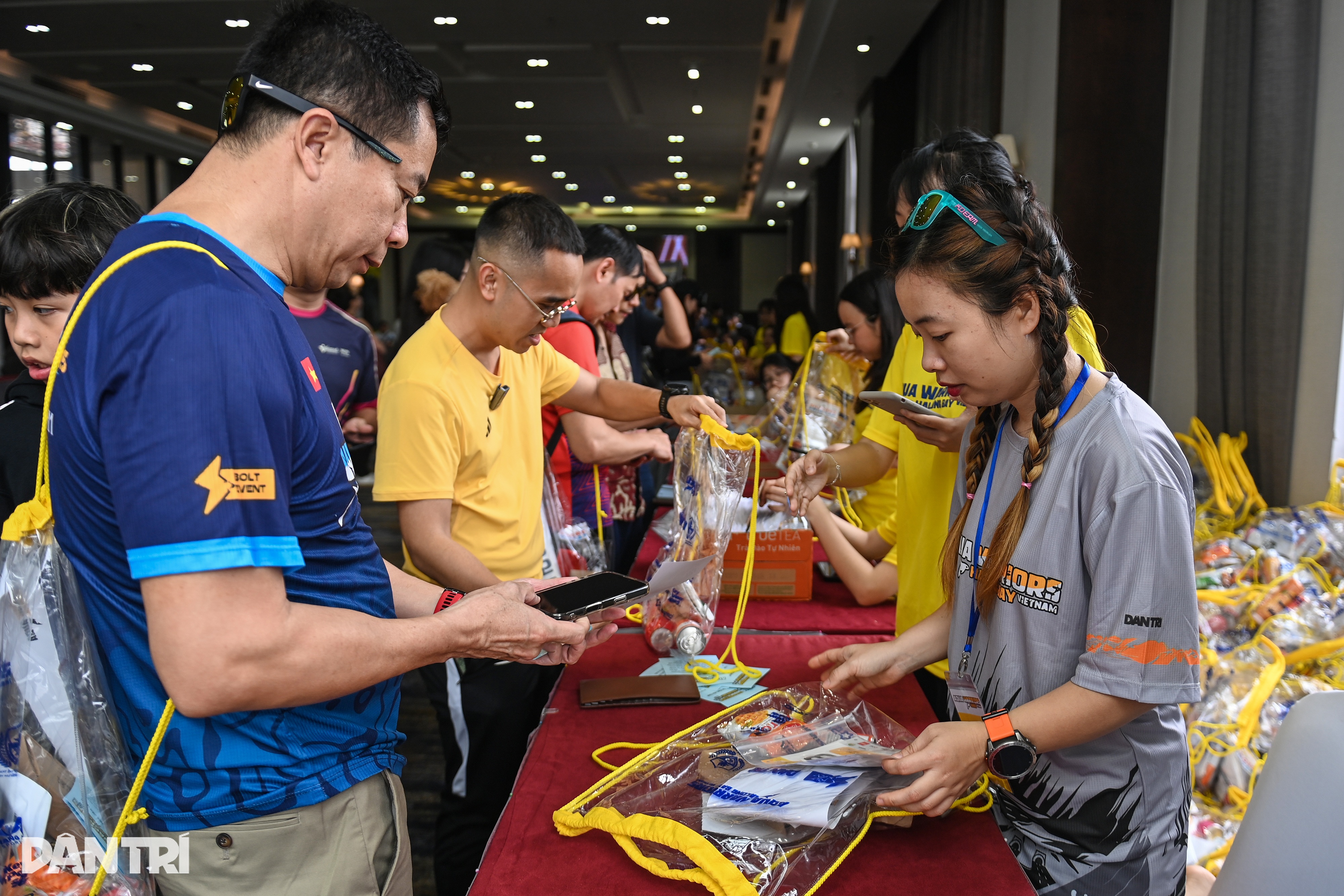 View - Hơn 2.000 vận động viên hào hứng nhận bib Aqua Warriors Halong Bay 2025 | Báo Dân trí