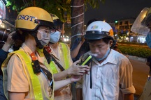 Nữ CSGT đo nồng độ cồn trên “phố nhậu” ở Sài Gòn