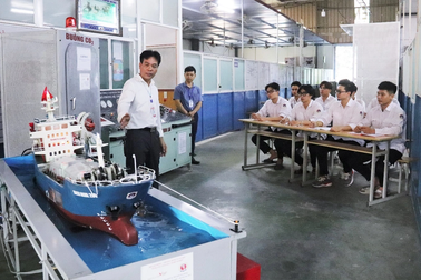 Giảng viên sáng tạo thiết bị dạy cứu sinh, cứu hỏa trên tàu thủy