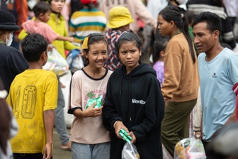 Nghĩa đồng bào sưởi ấm vùng lũ Khánh Hòa sau 5 ngày cô lập