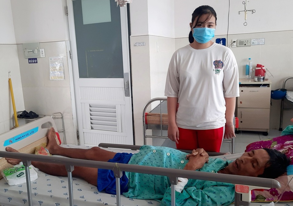 Nữ sinh mồ côi mẹ trước nguy cơ dừng bước ở ngưỡng cửa đại học - 1 Nữ sinh mồ côi mẹ trước nguy cơ dừng bước ở ngưỡng cửa đại học - 1