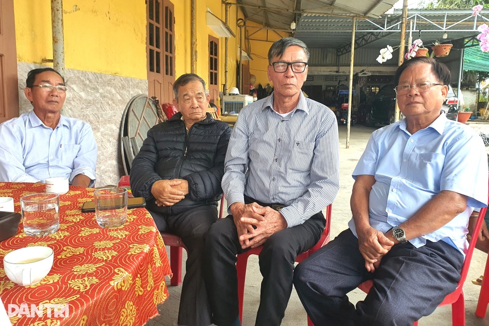 Người phụ nữ lấy thân mình chặn xe tăng, dùng đôi tay đẩy nòng súng lên cao - 2 Người phụ nữ lấy thân mình chặn xe tăng, dùng đôi tay đẩy nòng súng lên cao - 2