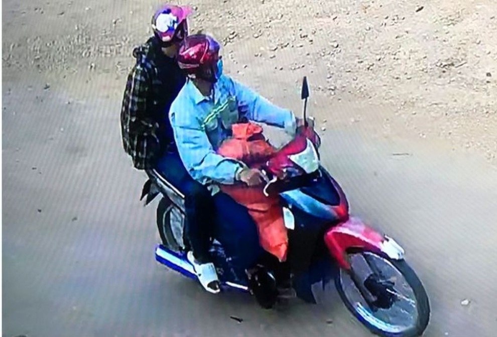 Công an đánh kẻng loan báo khi phát hiện 2 cẩu tặc - 2 Công an đánh kẻng loan báo khi phát hiện 2 cẩu tặc - 2