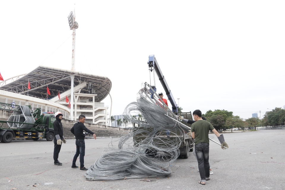 Dựng rào thép gai quanh Mỹ Đình để bảo vệ trận Việt Nam - Thái Lan - 1 Dựng rào thép gai quanh Mỹ Đình để bảo vệ trận Việt Nam - Thái Lan - 1