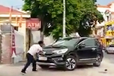 Bị đánh, người đàn ông dùng hung khí đập vào đầu xe CRV