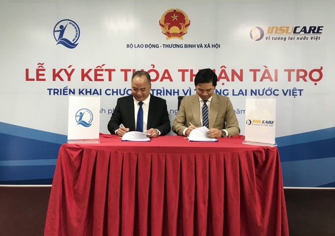 Ông Đinh Tiến Hải, Giám đốc Quỹ BTTEVN; Ông Nguyễn Pilot, Giám đốc miền - Phát triển kinh doanh toàn quốc ký kết thỏa thuận tài trợ.