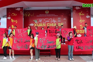 Hàng nghìn nam nữ công nhân quậy tưng bừng, chơi trò "bắt cá hai tay"