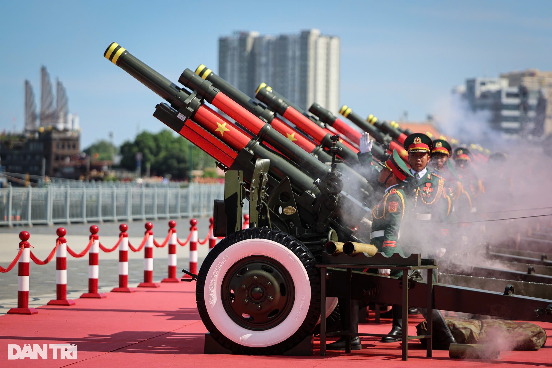 Ông Nguyễn Trọng Nghĩa thăm, động viên lực lượng tham gia diễu binh ở TPHCM - 11 Ông Nguyễn Trọng Nghĩa thăm, động viên lực lượng tham gia diễu binh ở TPHCM - 11