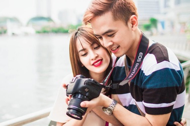 Vợ chồng Văn Anh và Tú Vi tình tứ trên đảo quốc sư tử