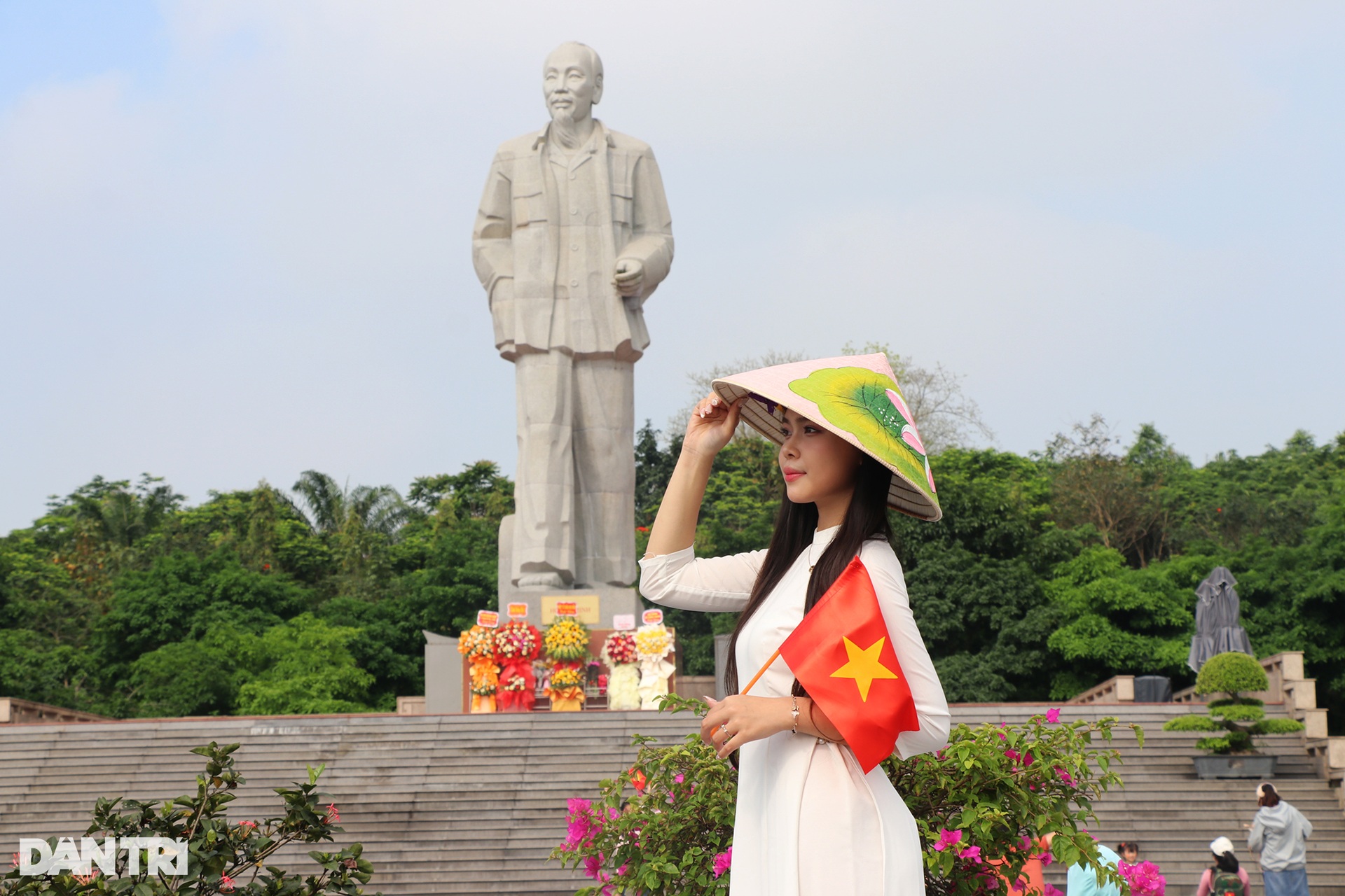 Người dân đổ về quảng trường Hồ Chí Minh lưu lại hình ảnh ngày lễ 30/4 - 9 Người dân đổ về quảng trường Hồ Chí Minh lưu lại hình ảnh ngày lễ 30/4 - 9