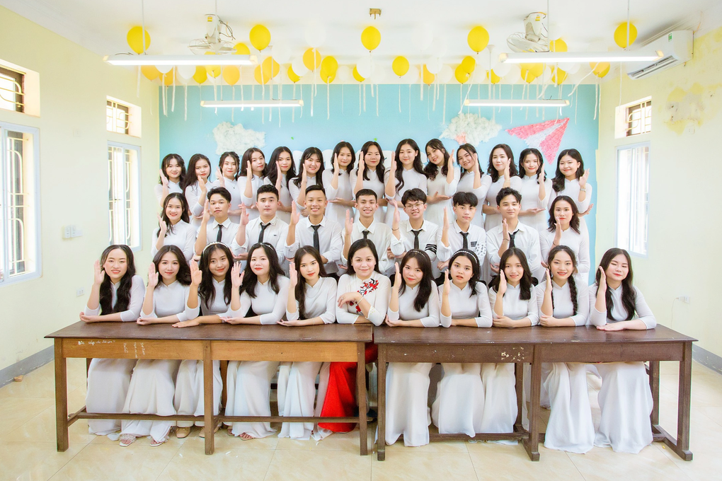 Nữ sinh người Mông đạt điểm 10 môn Lịch sử, ước mơ trở thành nhà báo - 4 Nữ sinh người Mông đạt điểm 10 môn Lịch sử, ước mơ trở thành nhà báo - 4