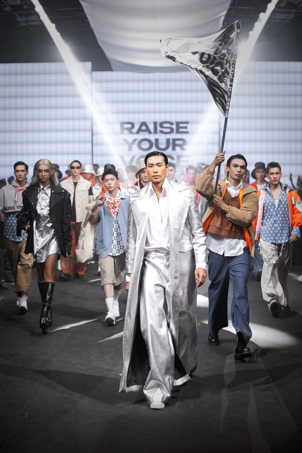 Hoa hậu Ngọc Châu khoe chân dài thẳng tắp, catwalk ấn tượng - 5 Hoa hậu Ngọc Châu khoe chân dài thẳng tắp, catwalk ấn tượng - 5