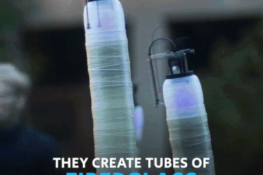 Xem thợ xây máy “dệt” nên cả công trình lớn bằng sợi thủy tinh