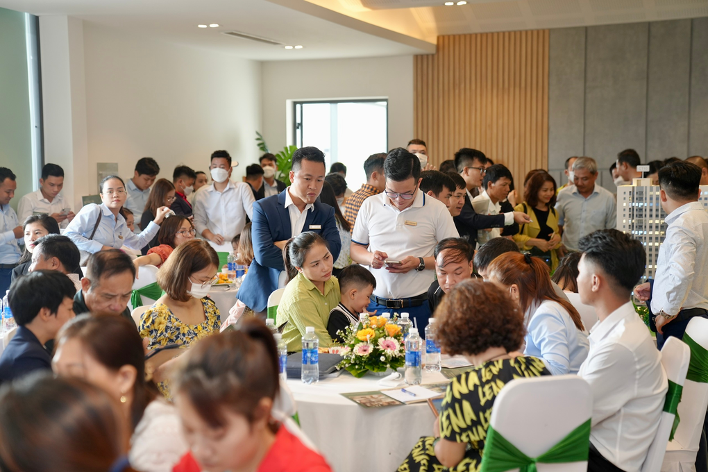 Đông đảo khách hàng tham dự sự kiện trải nghiệm sa bàn The Ori Garden - Seaview Tower - 2 Đông đảo khách hàng tham dự sự kiện trải nghiệm sa bàn The Ori Garden - Seaview Tower - 2