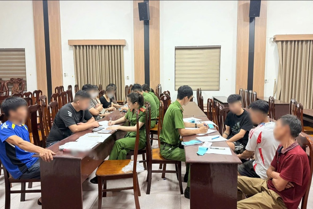 Công an hóa trang xử lý nhóm đối tượng thu 50.000 đồng/xe xem bắn pháo hoa - 2
