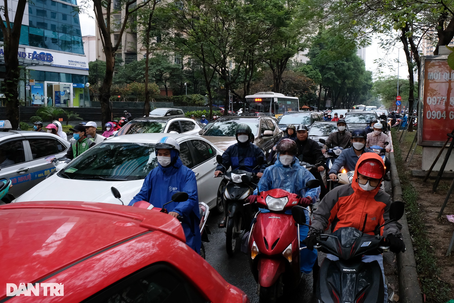 Người Hà Nội chật vật di chuyển dưới trời mưa dai dẳng và sương mù dày đặc - 10 Người Hà Nội chật vật di chuyển dưới trời mưa dai dẳng và sương mù dày đặc - 10