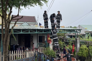 Cảnh sát cơ động, đặc nhiệm, CSGT giúp người dân chống bão