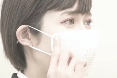 Độc đáo khẩu trang thông minh kiêm máy phiên dịch, có hỗ trợ tiếng Việt