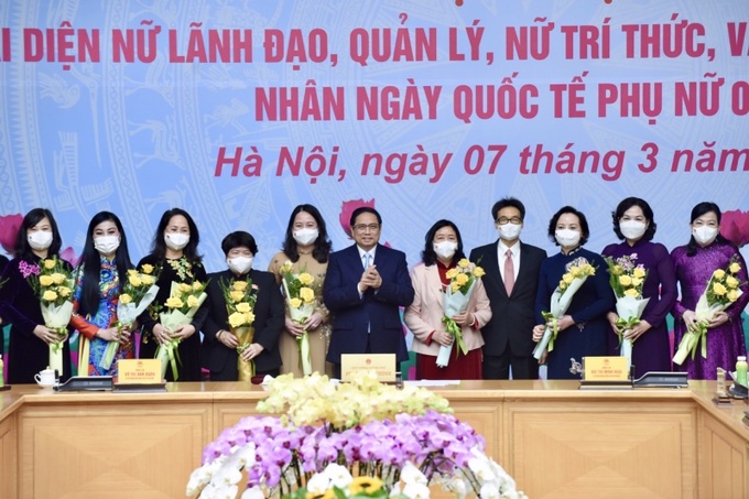 Thủ tướng chụp ảnh lưu niệm cùng các đại biểu nữ (Ảnh: VGP)