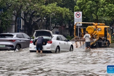 Phố biến thành sông ở Trung Quốc sau bão Matmo