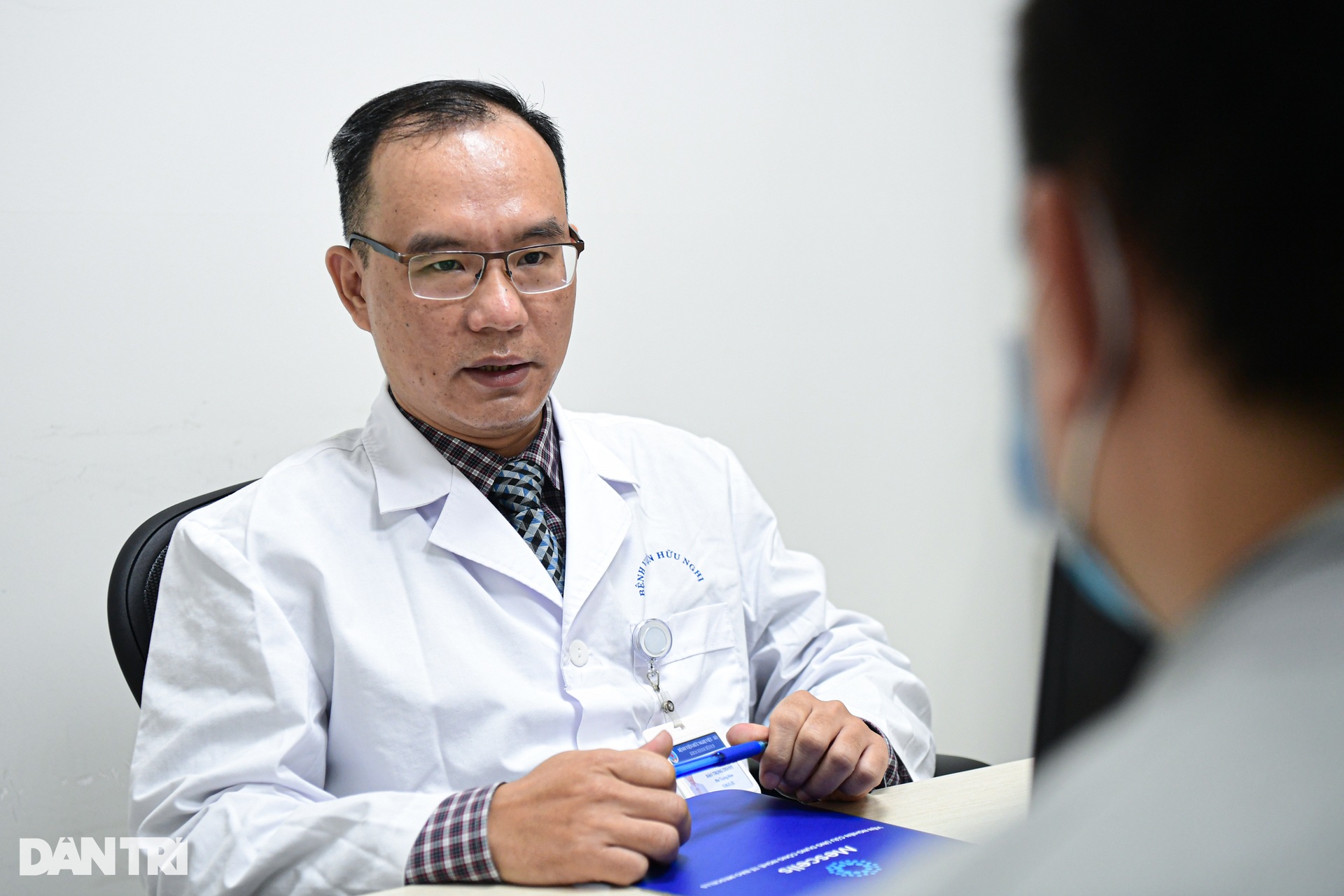 Hà Nội: Trời rét đột ngột, nhiều người già phải vào viện vì bệnh hô hấp - 8 Hà Nội: Trời rét đột ngột, nhiều người già phải vào viện vì bệnh hô hấp - 8